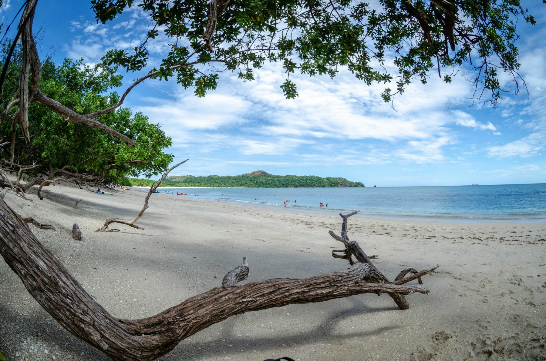 Een uitzicht op de zee bij Playa Conchal in Costa Rica.