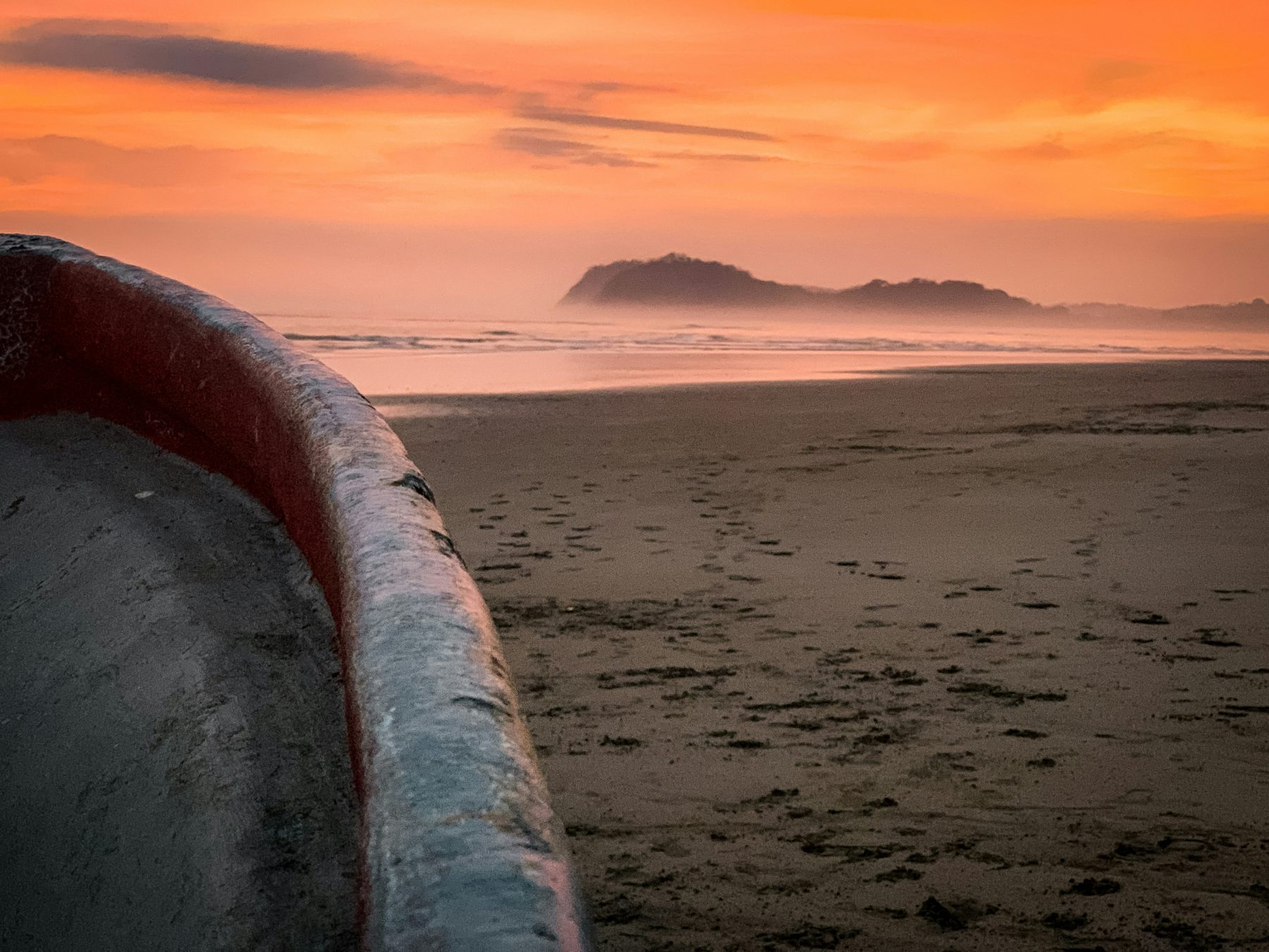 Een zonsondergang op Samara Beach in Costa Rica.