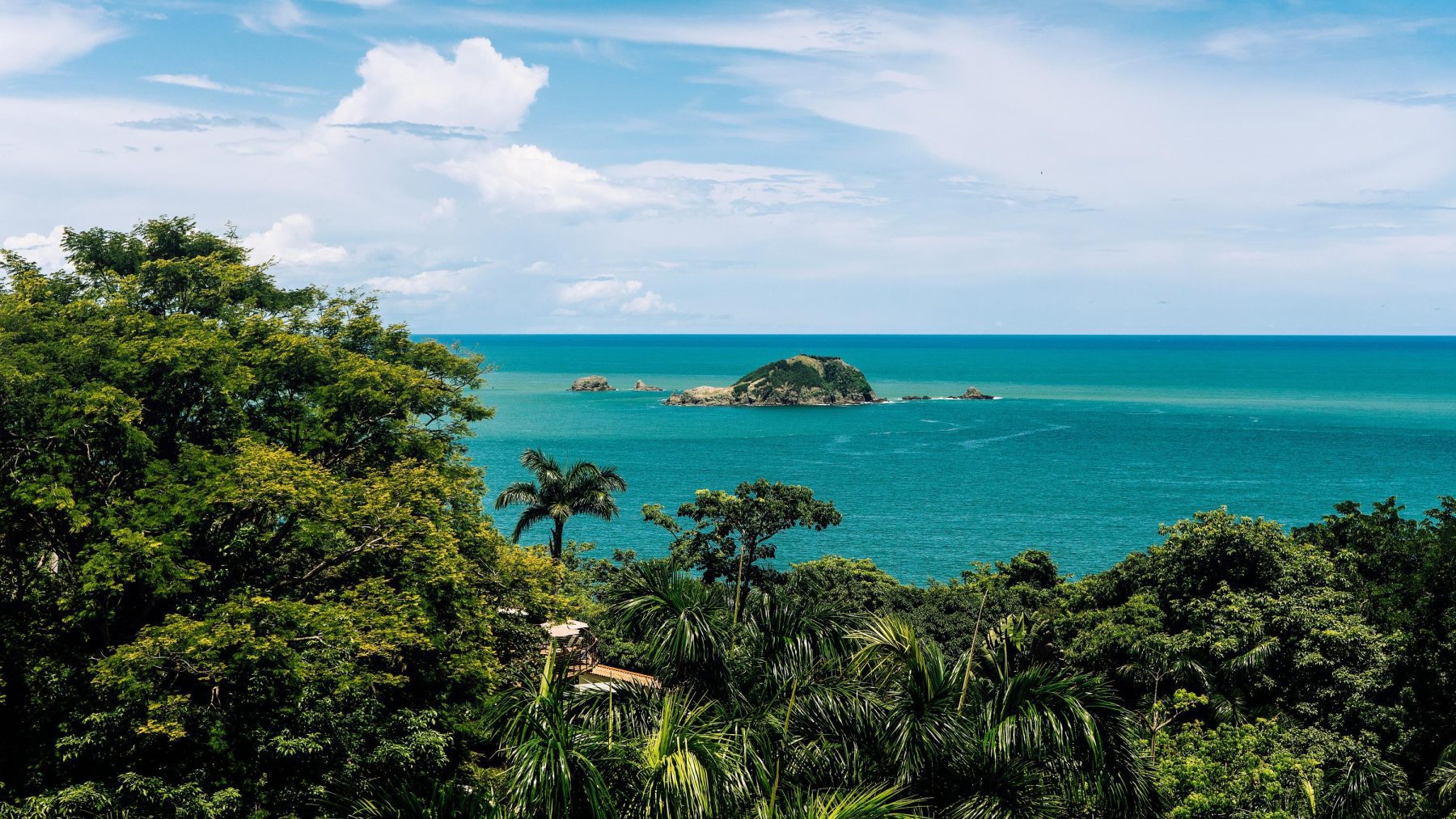 Een uitzicht op de zee bij Playa Manuel Antonio; één van de mooiste stranden van Costa Rica.