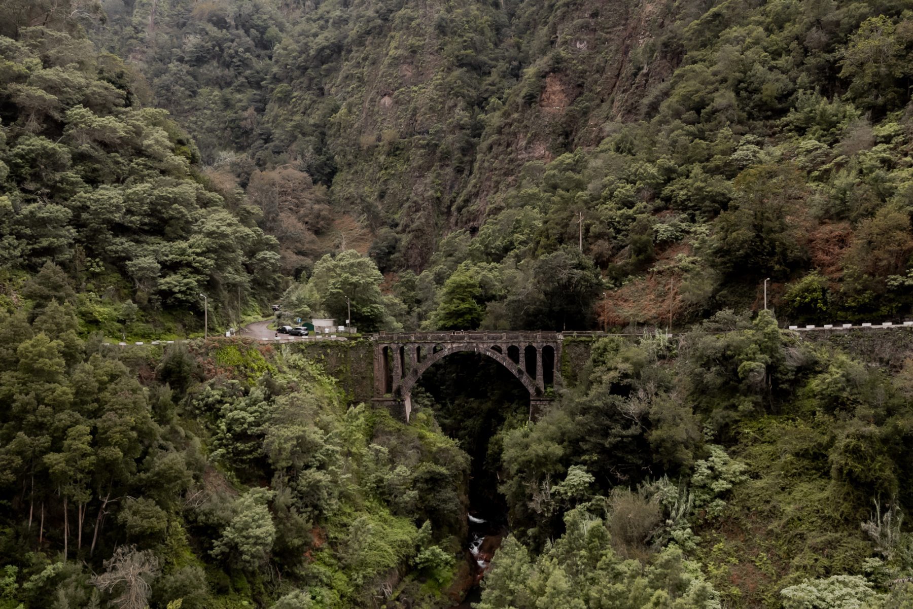 De meest gefotografeerde brug van Madeira is een top Bezienswaardigheden