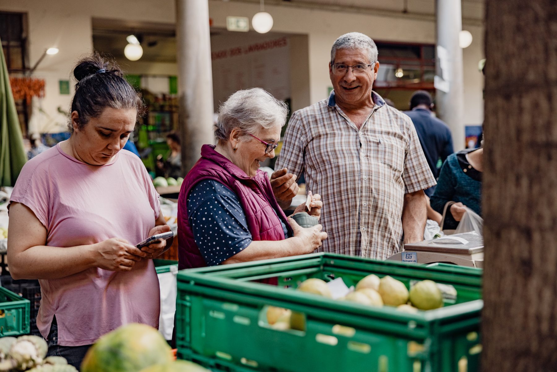 Drie mensen op een lokale markt.