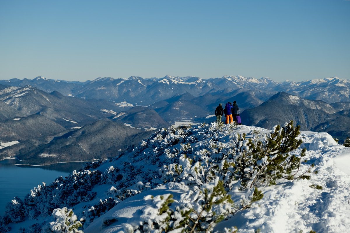 Sneeuwschoenwandelen over de bergen