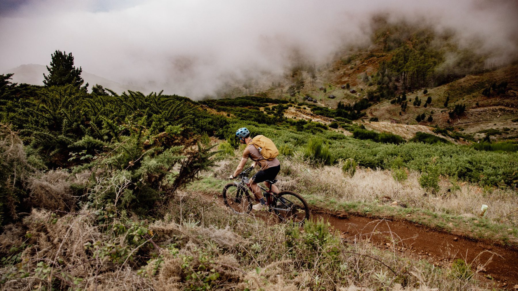 Persoon op een mountainbike door de natuur van Madeira.