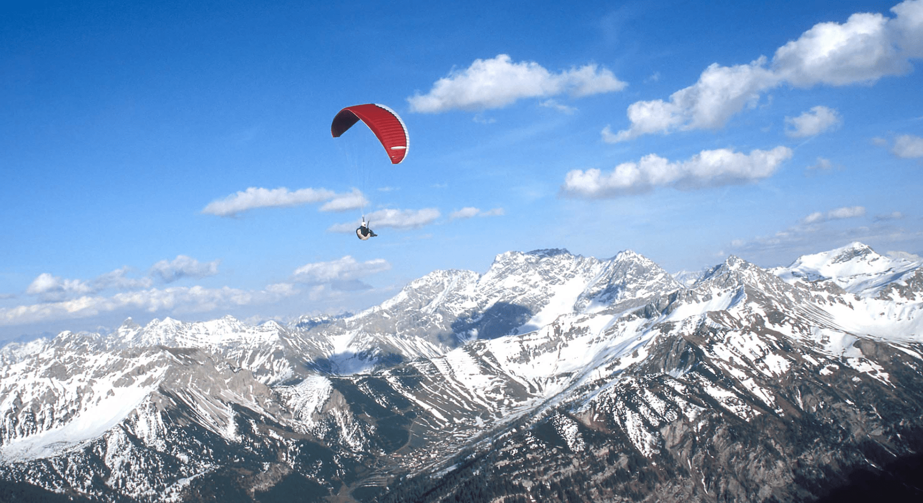 Paraglider over de bergen outdoor Liechtenstein