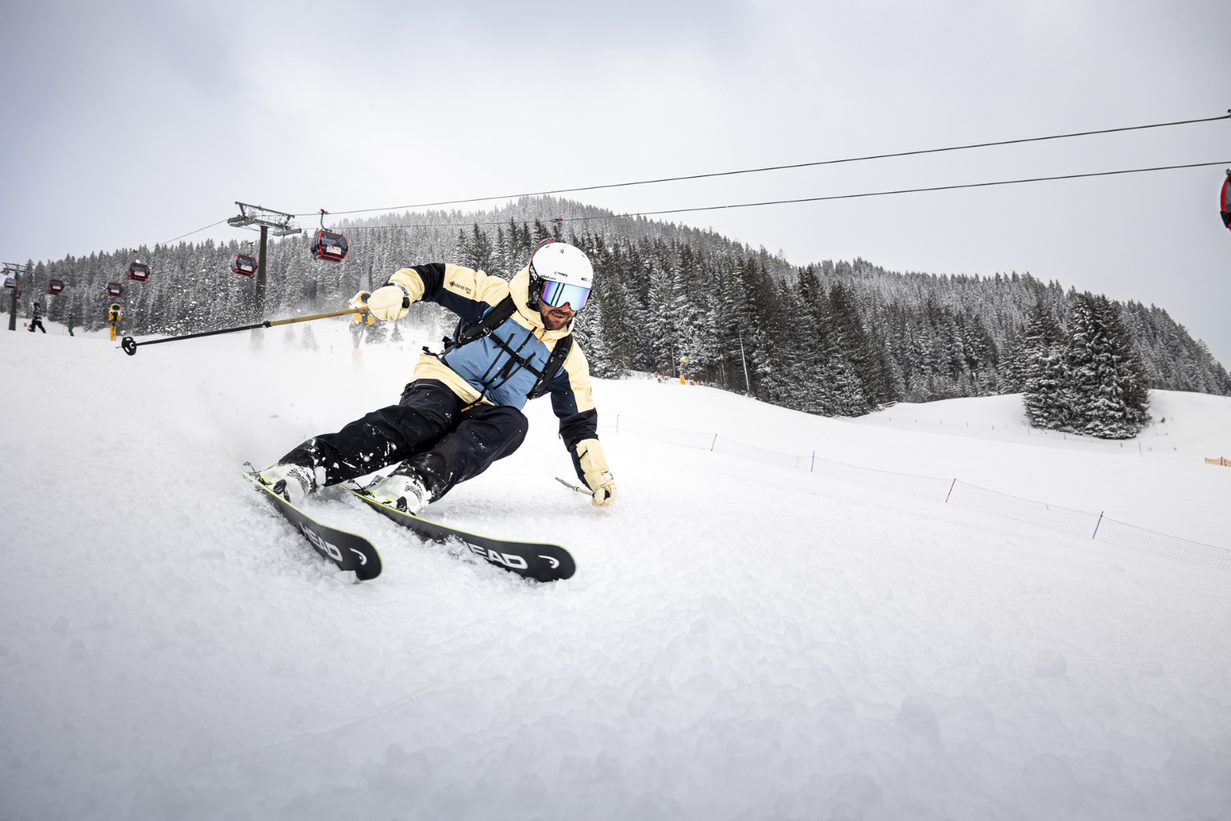 Een persoon die aan het skiën is door de bergen tijdens de White Pearl Mountain Days.