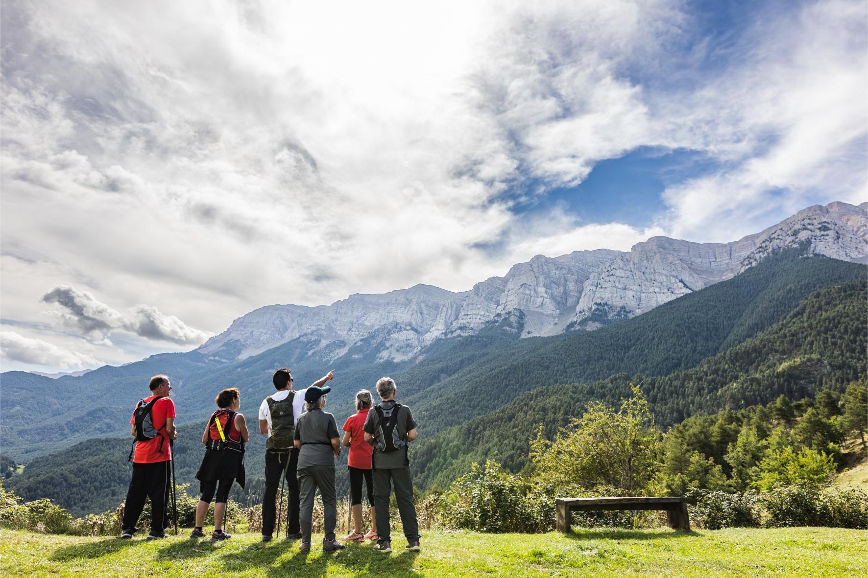 Een groep mensen kijkend naar een uitzicht over een gedeelte van de Catalaanse Pyreneeën.