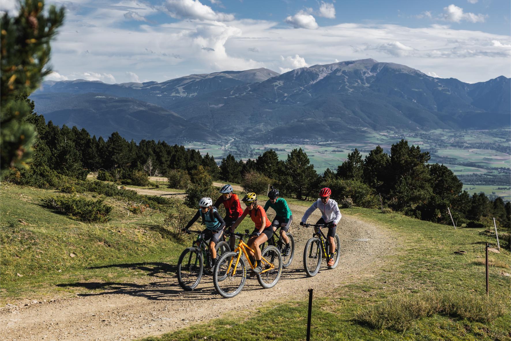 Een groep mensen op mountainbikes fietsend door een gebergte in Spanje.