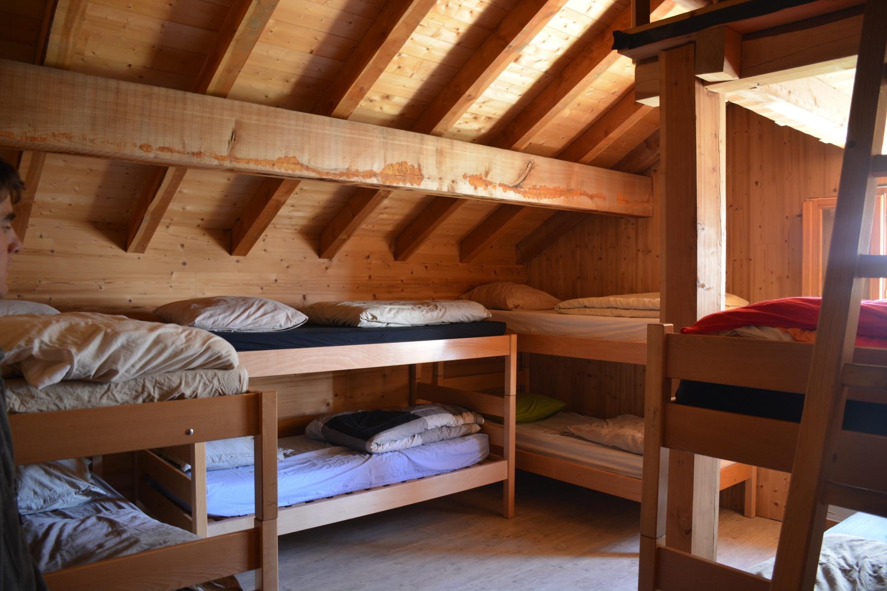 Een slaapkamer met een aantal stapelbedden in één van de berghutten.