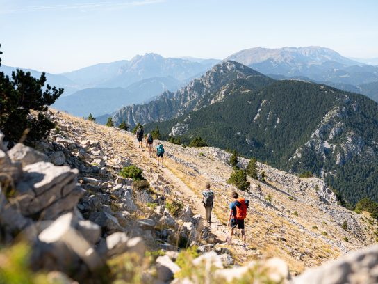 Een groep mensen tijdens een hike door de Catalaanse Pyreneeën.