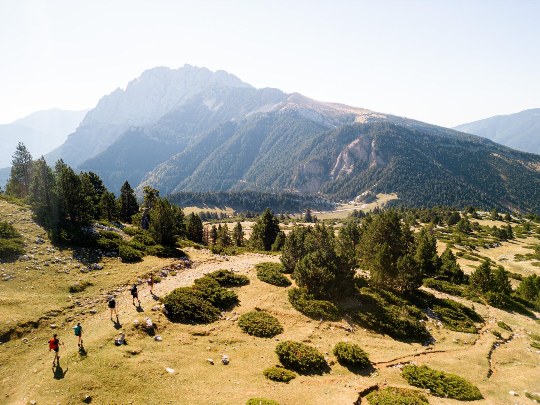 Een groep mensen tijdens een hike door een gebergte in Spanje.