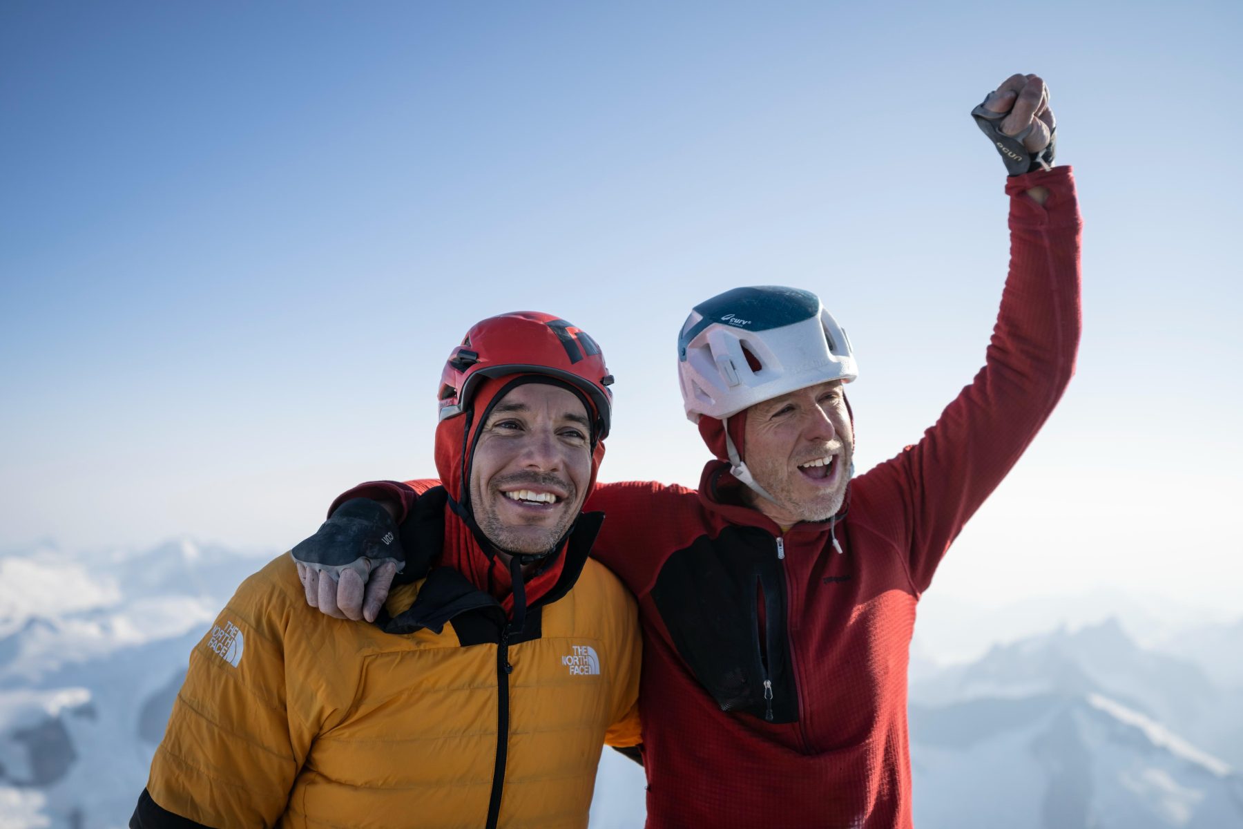 Alex Honnold en Tommy Caldwell vieren feest op de top van de Devil's Thumb in de documentaire The Devil's Climb.