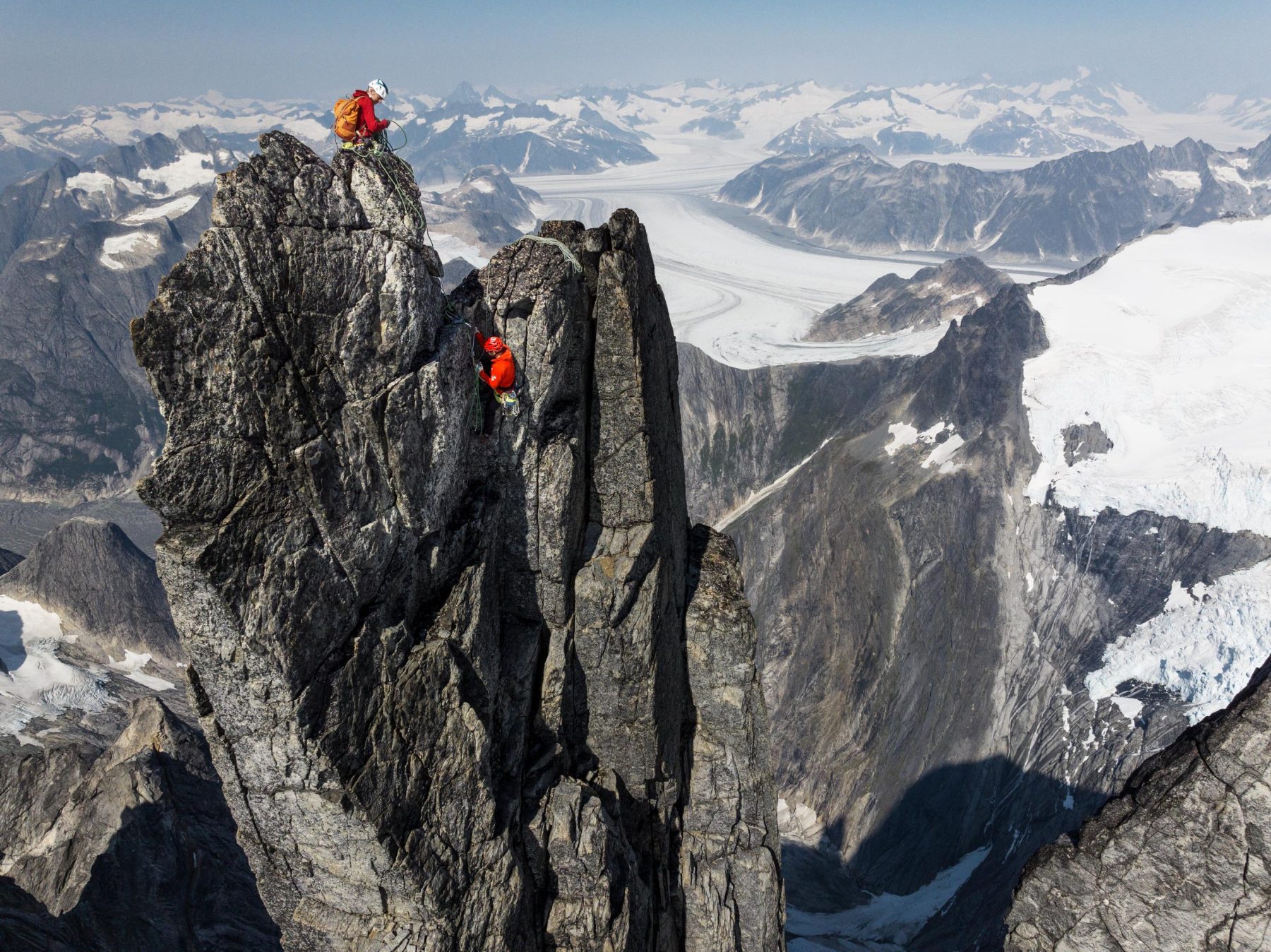 Luchtfoto van Tommy Caldwell en Alex Honnold op de top van de West Cat's Ear Spire.