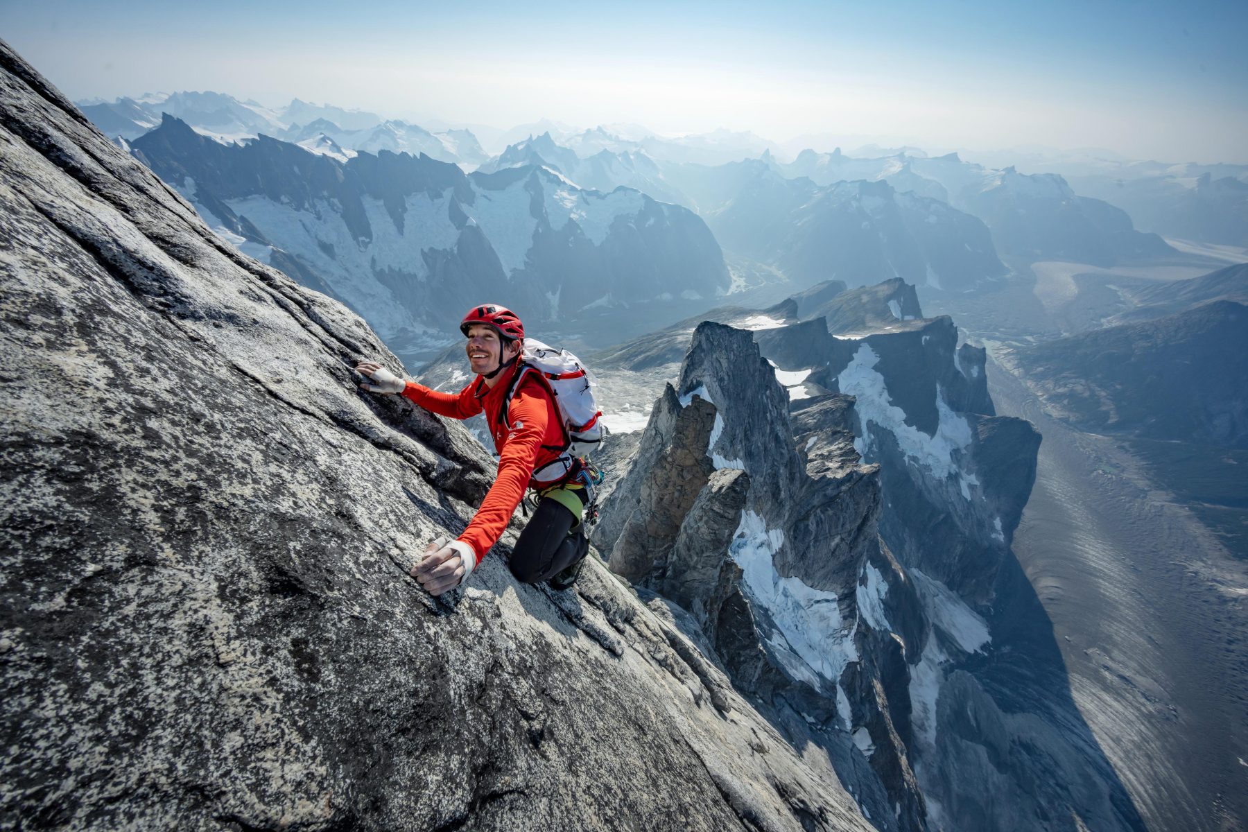 Alex Honnold klimt de Devil's Thumb op met de rest van de traverse achter hem.