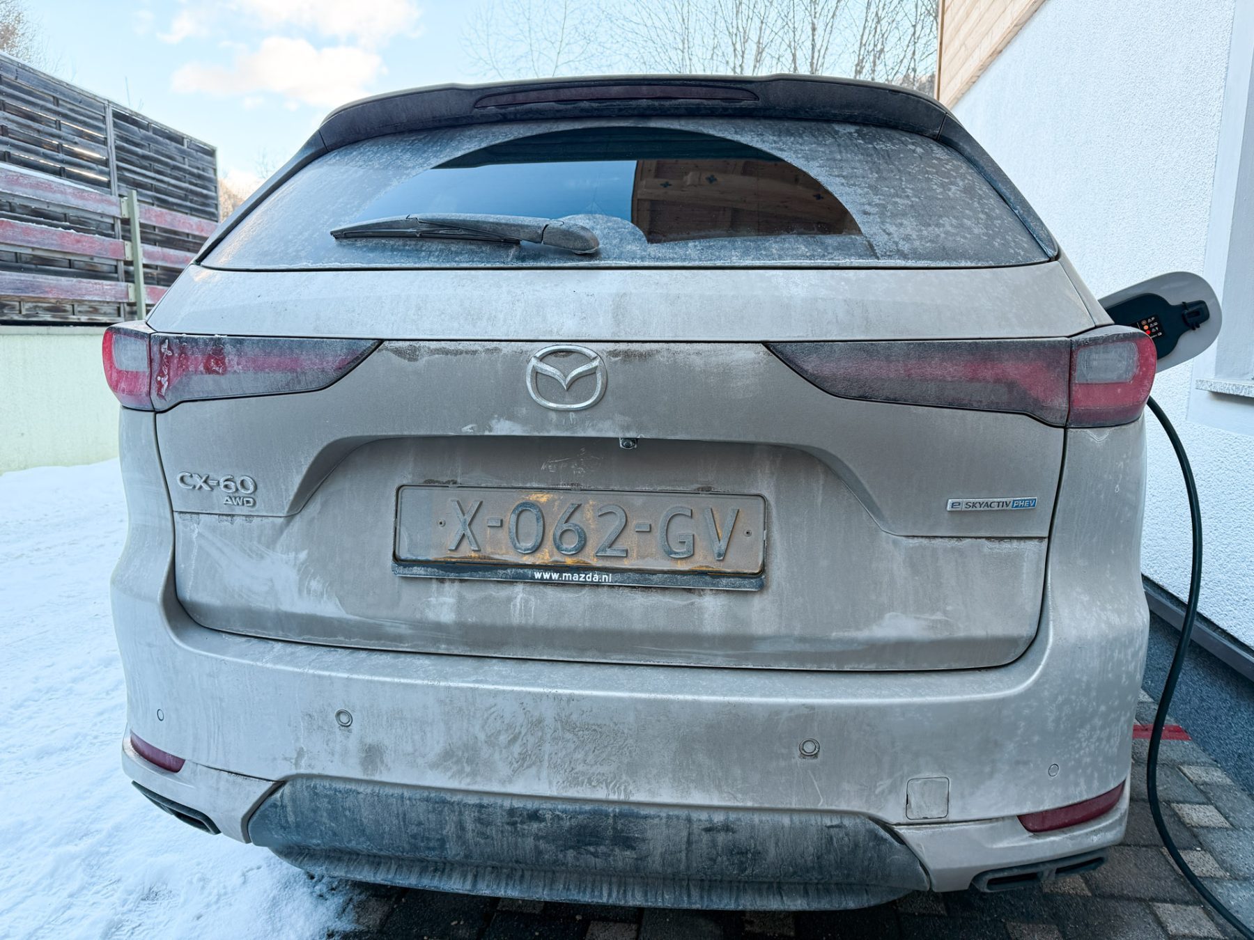 Mazda CX-60 op wintersport kan wel een poetsbeurt gebruiken