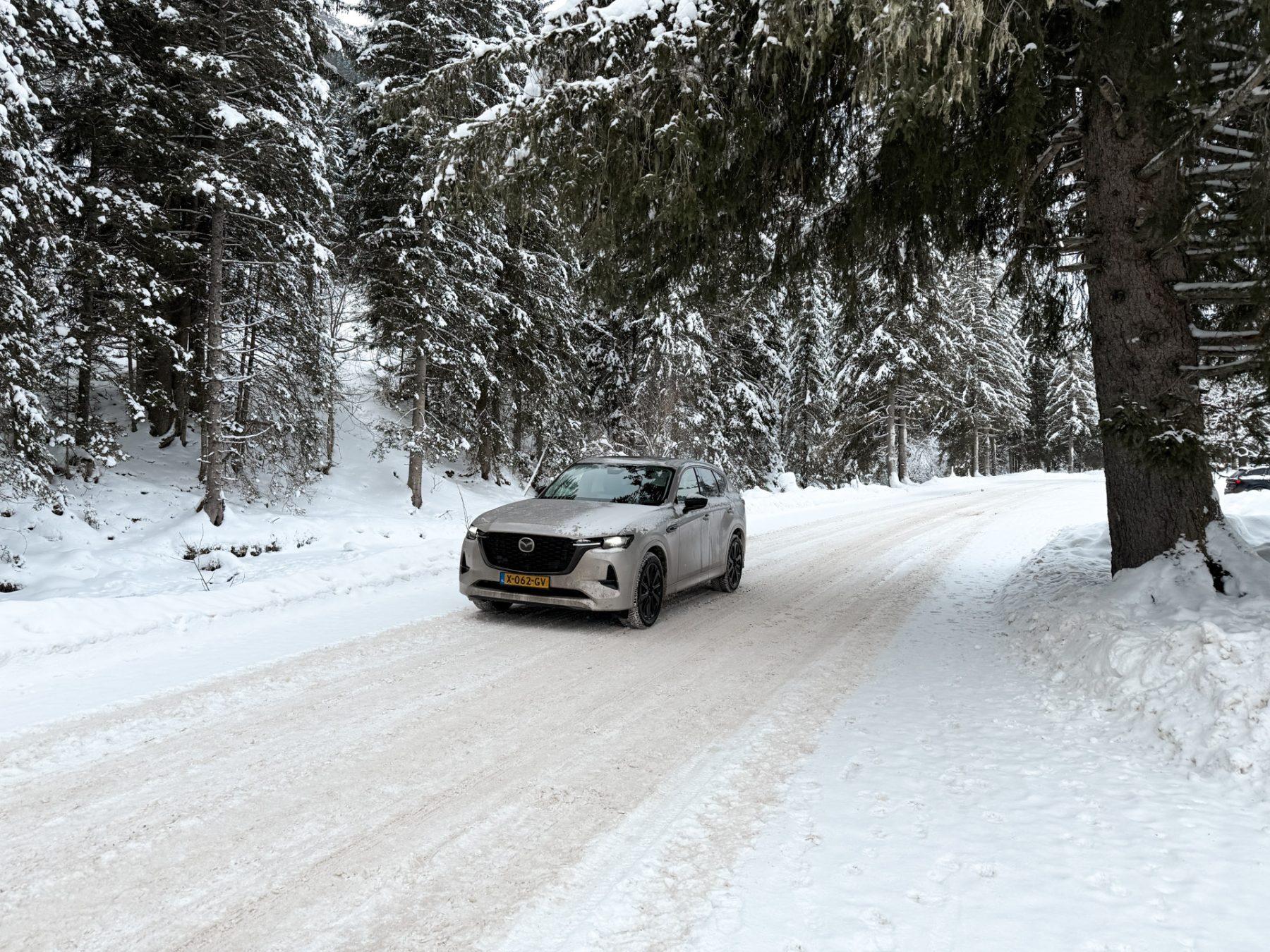 Mazda CX-60 op wintersport besneeuwde wegen