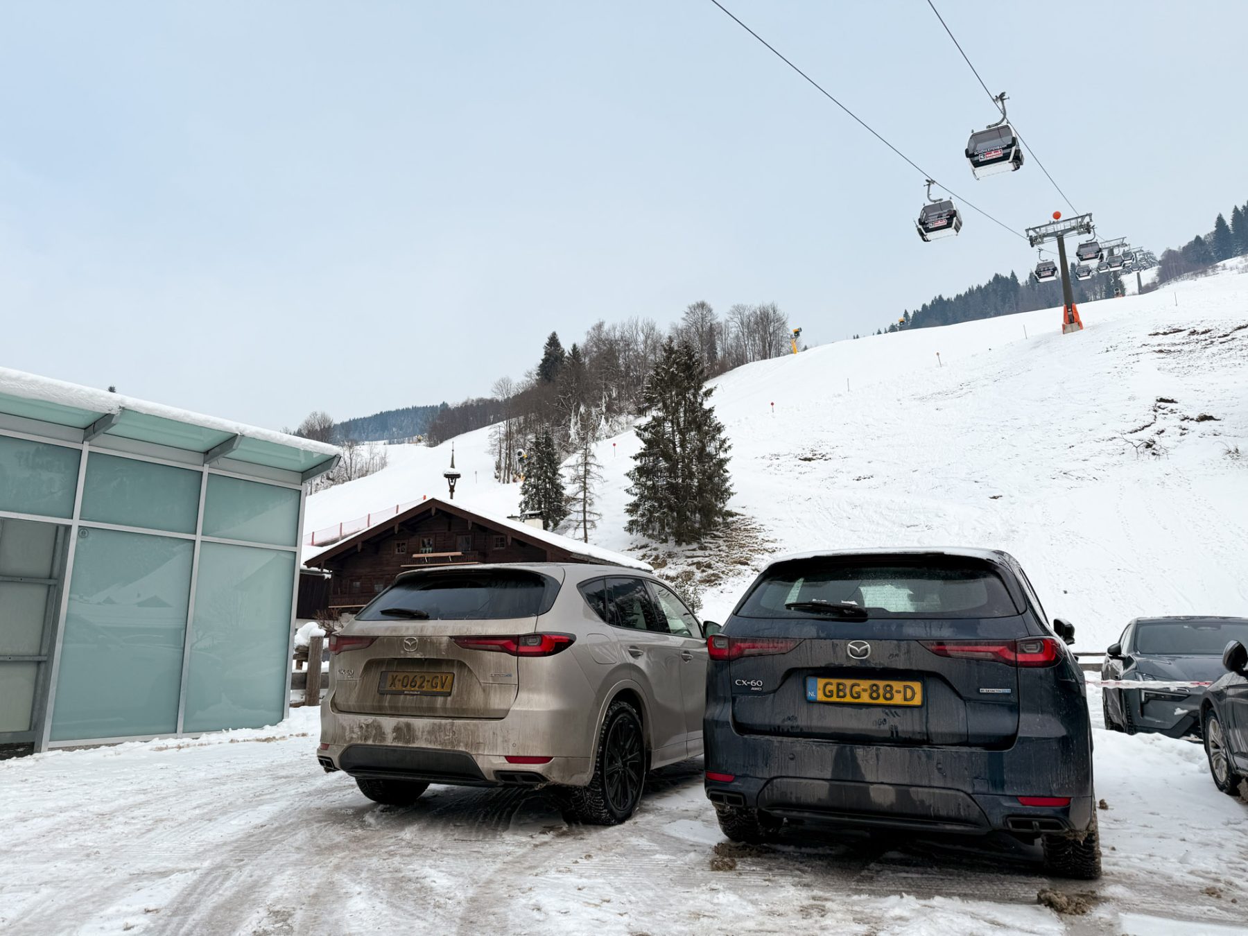 Twee Mazda CX-60 op wintersport