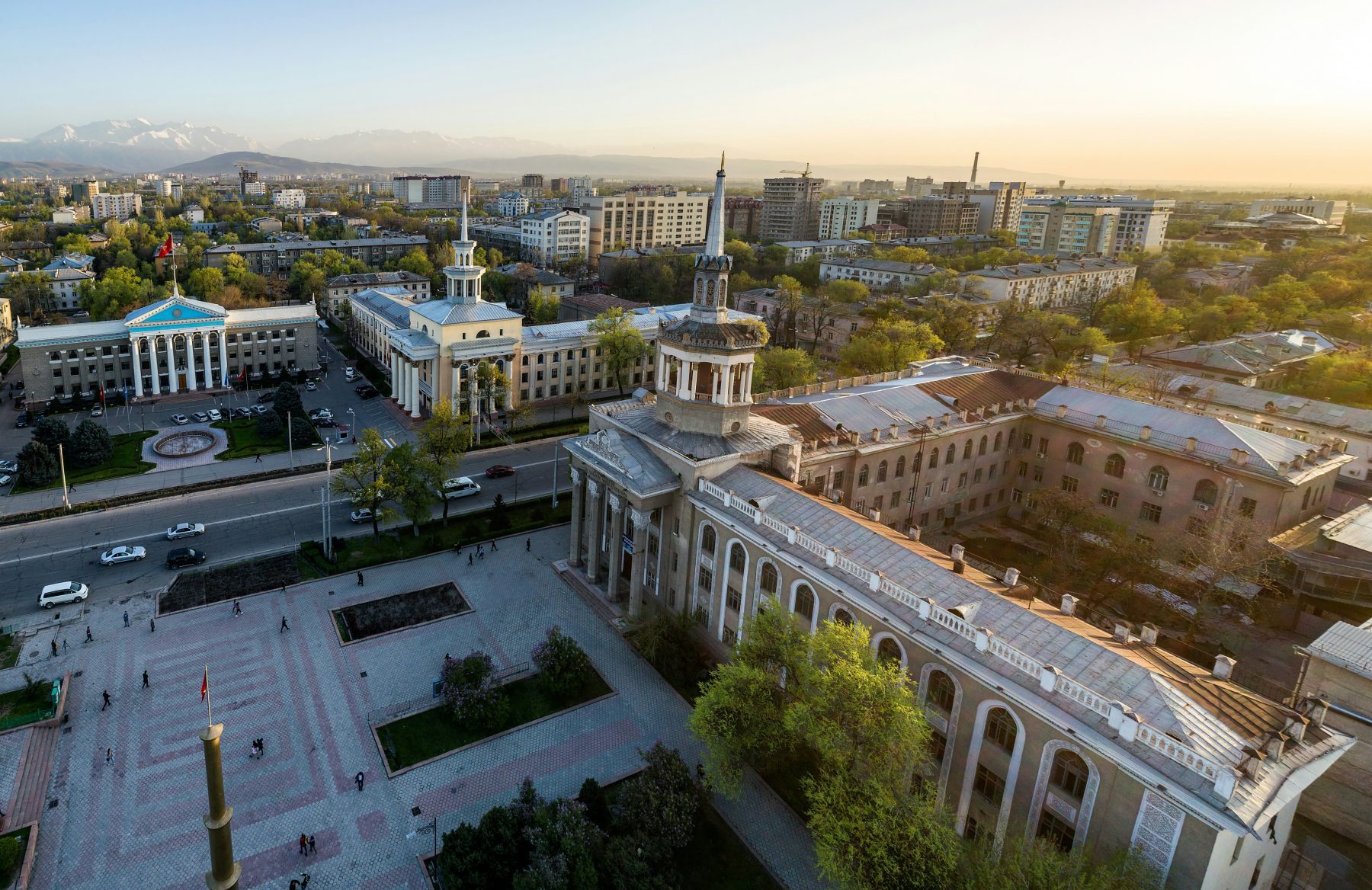 Een bovenaanzicht van het gebouw van de Internationale Universiteit van Kirgizië en het stadhuis van Bishkek, wat de hoofdstad is van Kirgizië.