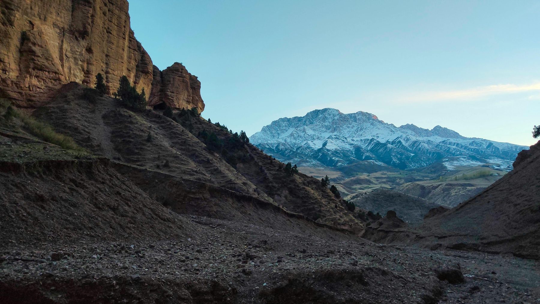 Een bergachtig gebied in Kirgizië, wat de bestemming is van Kyrgyzstan Nomads.