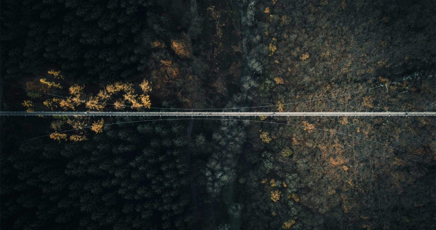 Een bovenaanzicht van een brug op grote hoogte in Duitsland.